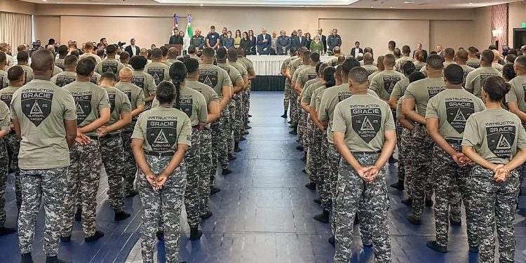 la-police-de-la-republique-dominicaine-fait-des-tactiques-de-survie-gracie-la-norme-nationale